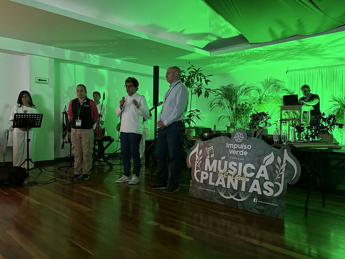 Presentación de La Música de las Plantas ante el público, con el letrero de Impulso Verde