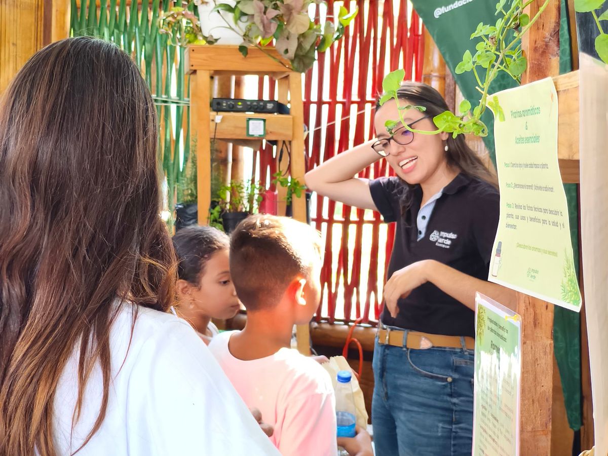 Integrante de Impulso Verde explica la experiencia a niñas y niños